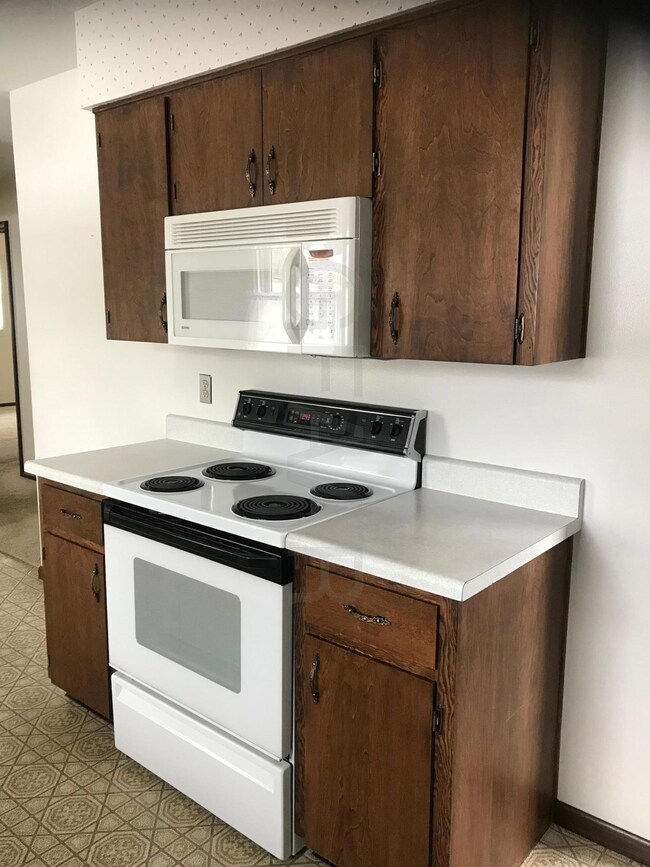 1606 S 16th St, Grand Forks, ND 58201 - photo 5