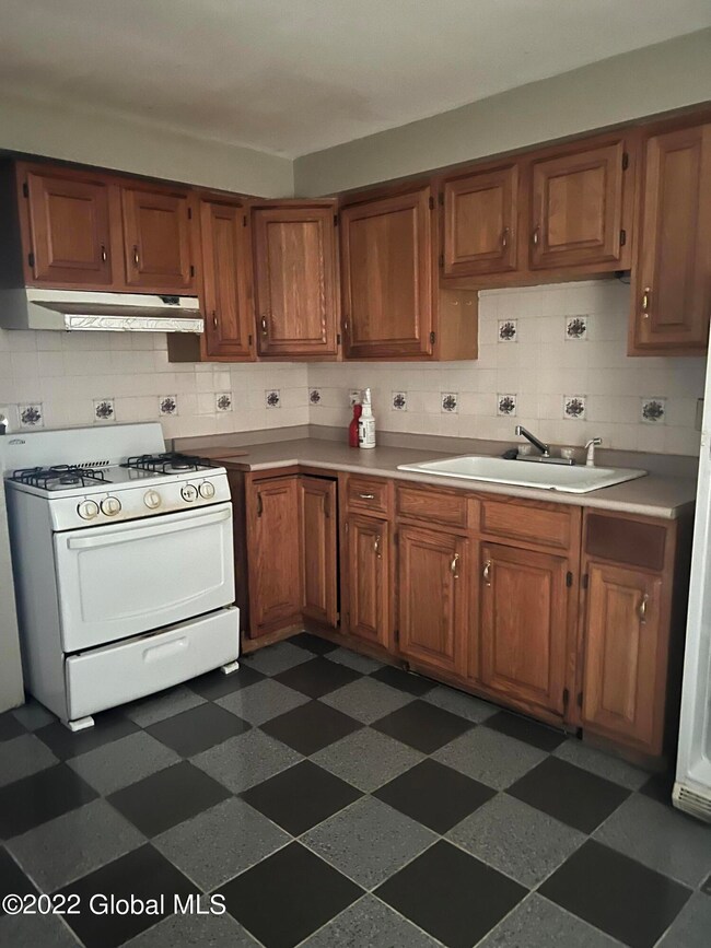 21 1/2 Moyston St, Schenectady, NY 12307 - photo 4