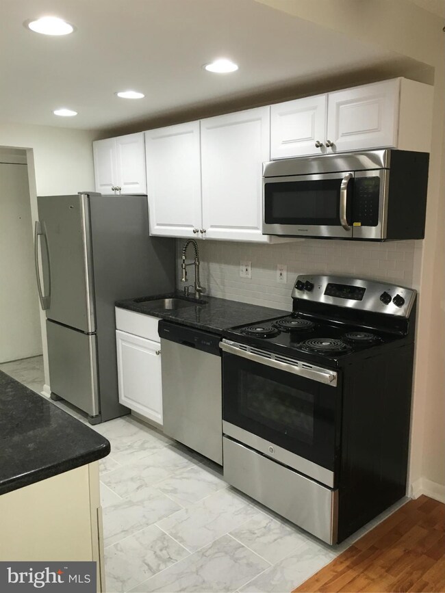 11603 Stoneview Square unit 2B, Reston, VA 20191 - photo 3