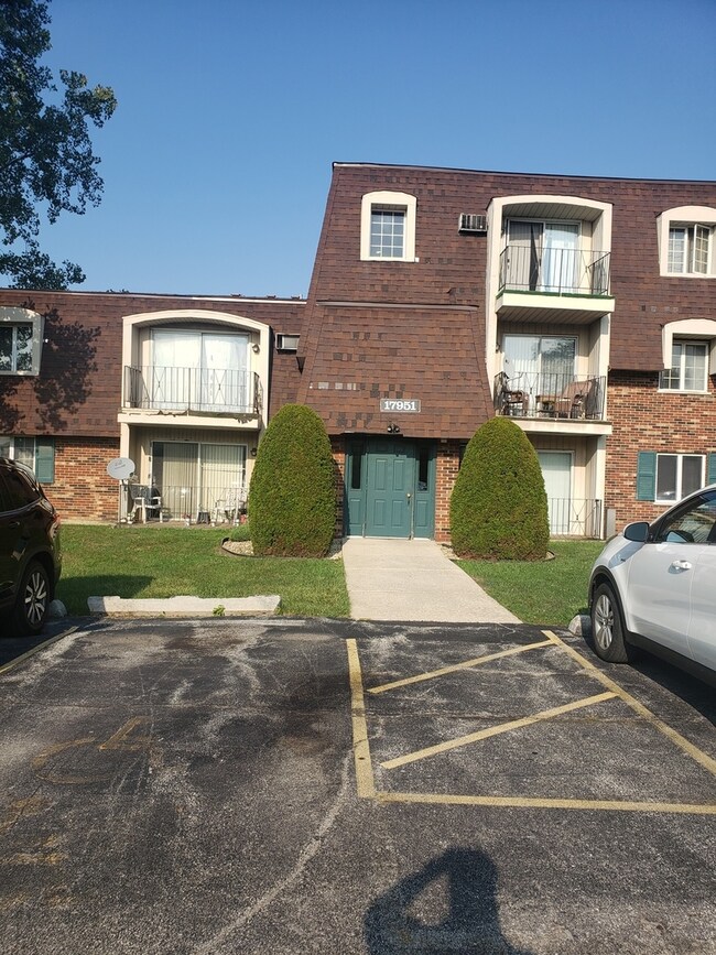 17951 Amherst Ct unit 203, Country Club Hills, IL 60478 - photo 2