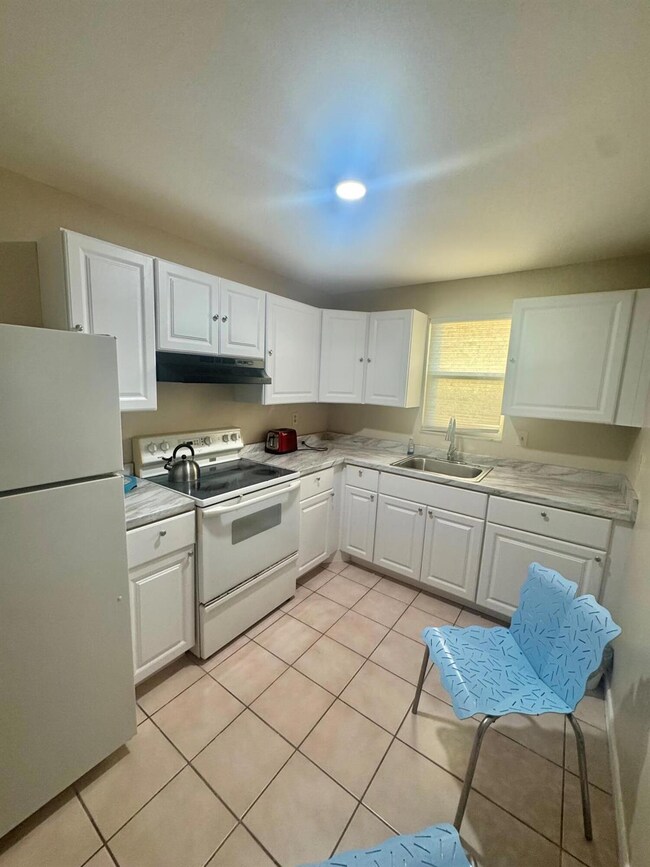 500 Davis Rd unit 27, Palm Springs, FL 33461 - photo 4