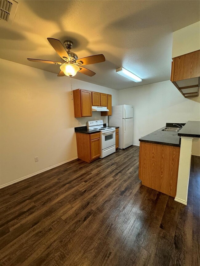 641 Woodard Ave, Cleburne, TX 76033 - photo 6