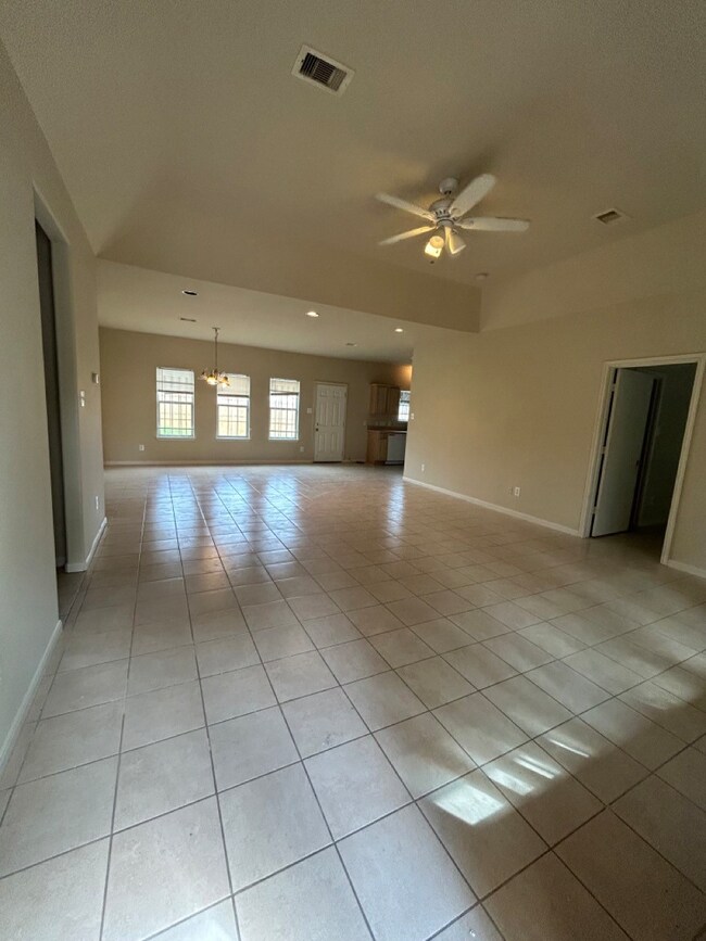 2502 Drayton Ln, Houston, TX 77088 - photo 5