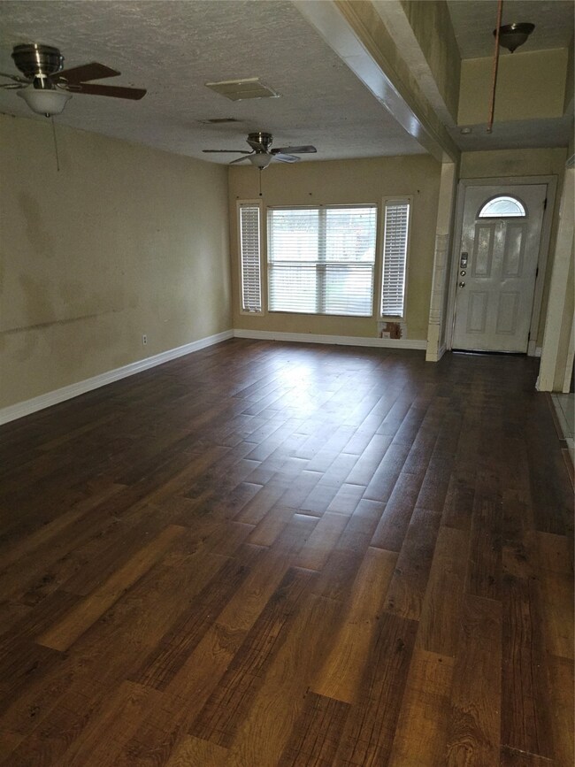 2449 Mayview Dr, Houston, TX 77091 - photo 3