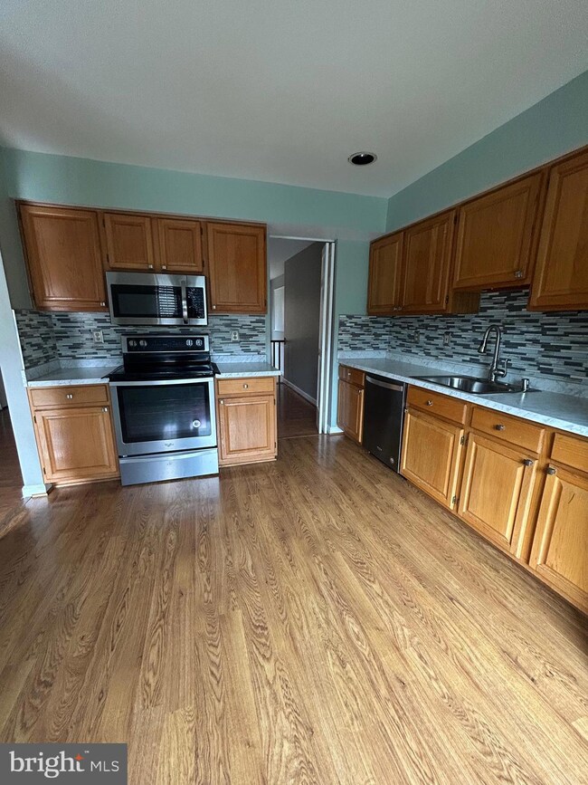 14618 Cambridge Cir, Laurel, MD 20707 - photo 3