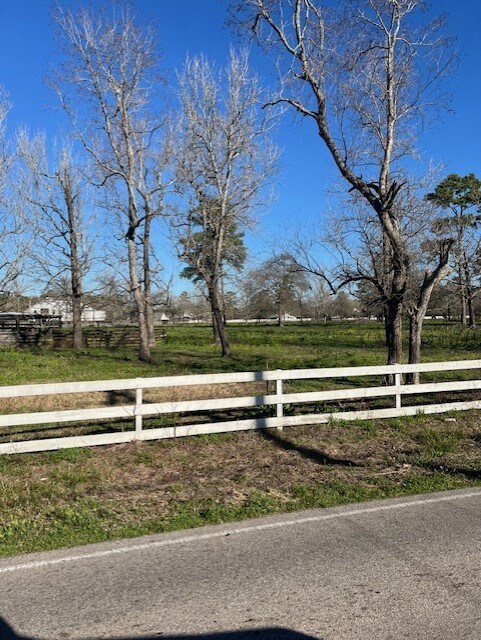 0 E Hufsmith unit 71421107, Tomball, TX 77375 - photo 2