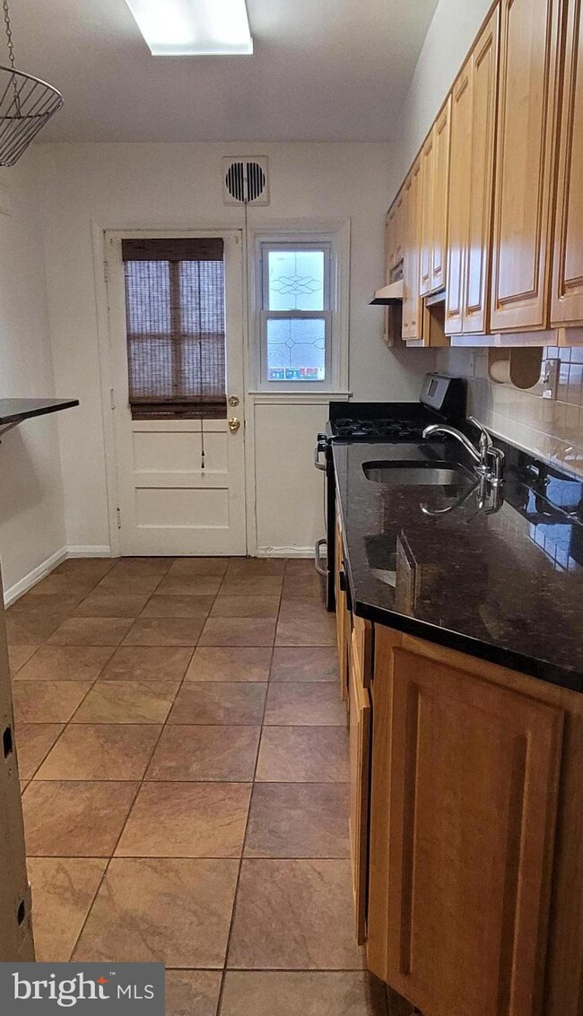 1277 Meridene Dr, Baltimore, MD 21239 - photo 5