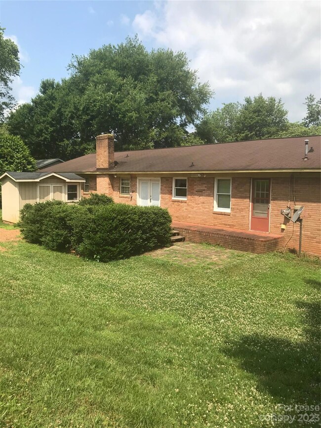 1506 Mount Vernon Ave, Statesville, NC 28677 - photo 2