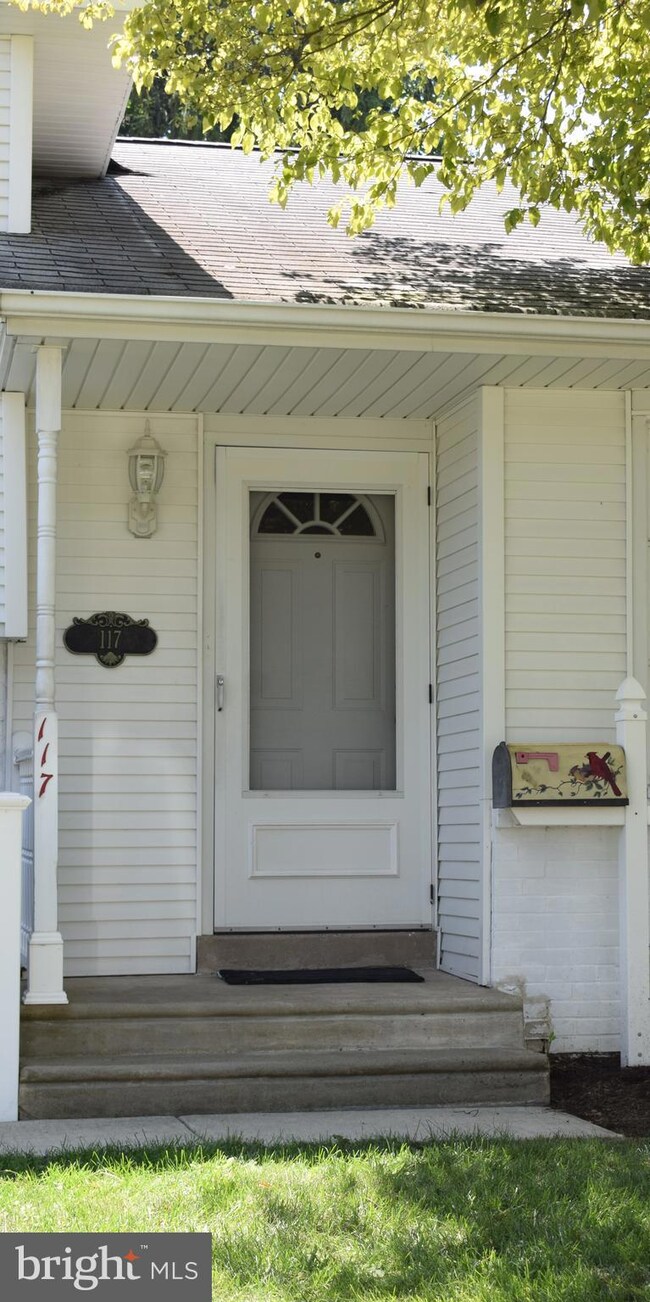 117 Louise Dr, Morrisville, PA 19067 - photo 2