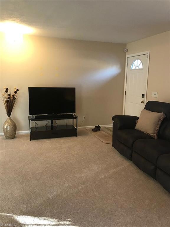 MOVE IN READY LIVING ROOM W/ALL NEW CARPET