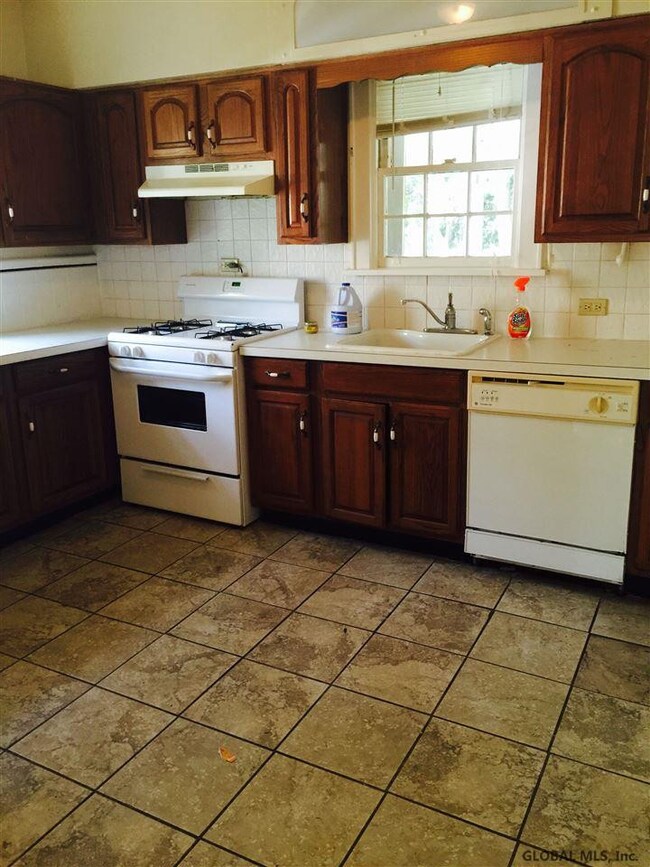 24 Van Buren St, Albany, NY 12206 - photo 5