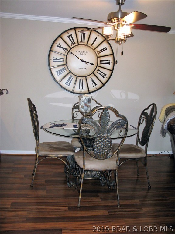 Dining table and chairs stay