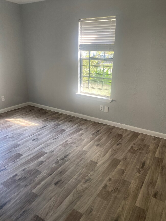 7117 Weyburn St, Houston, TX 77028 - photo 7