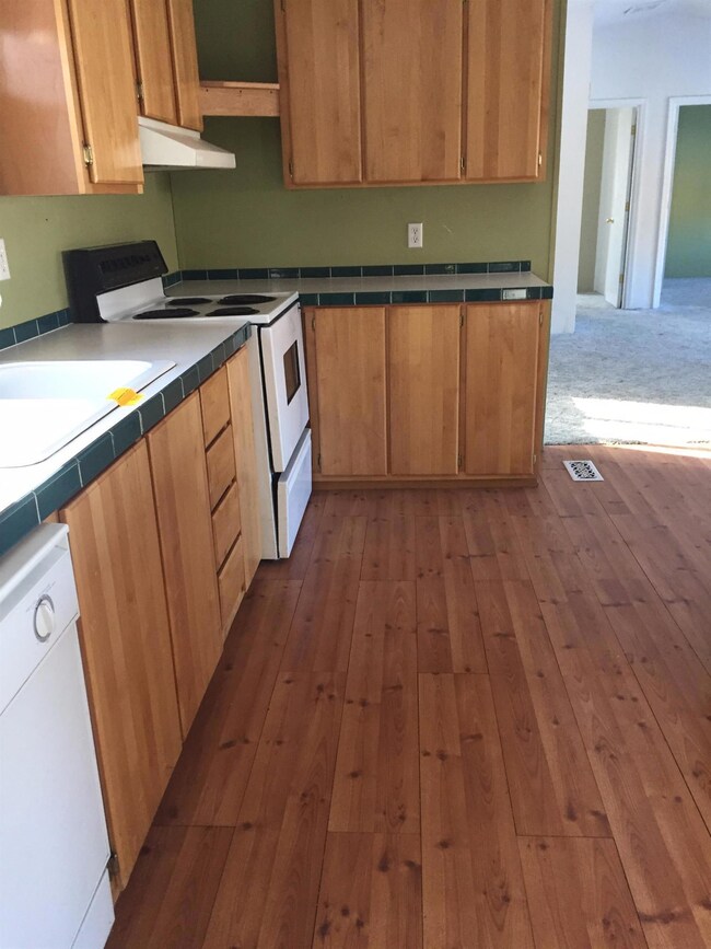 1202 Homedale Rd, Klamath Falls, OR 97603 - photo 3