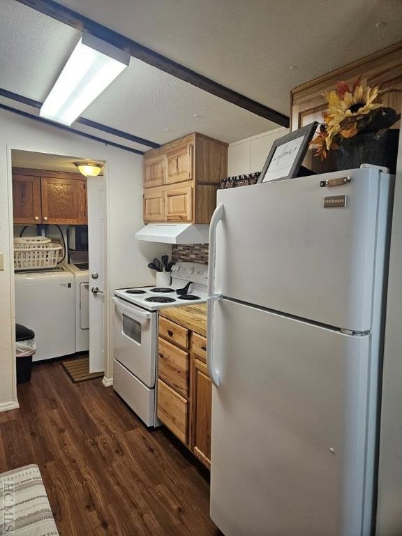Galley kitchen 
Electric range, refrigerator, dis