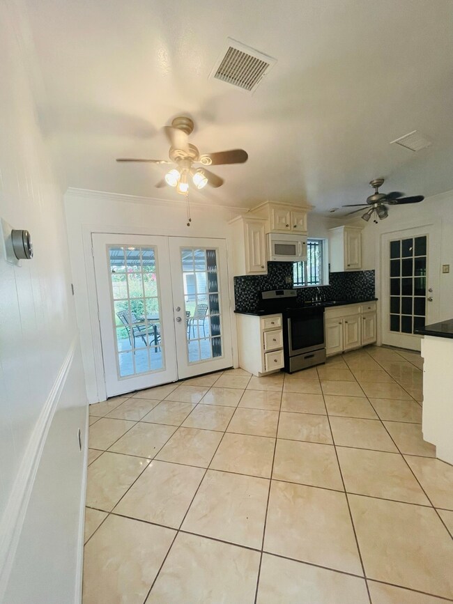 6411 King Post Dr, Houston, TX 77088 - photo 3