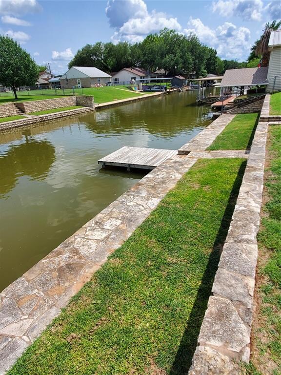 411 Sky Harbour Ct, Granbury, TX 76049 - photo 2