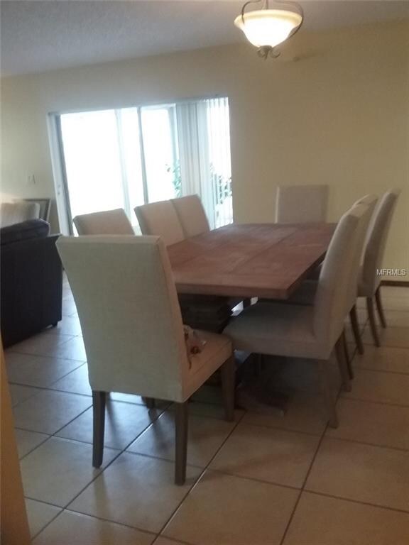 Combo spacious dining room adjoins living room, op
