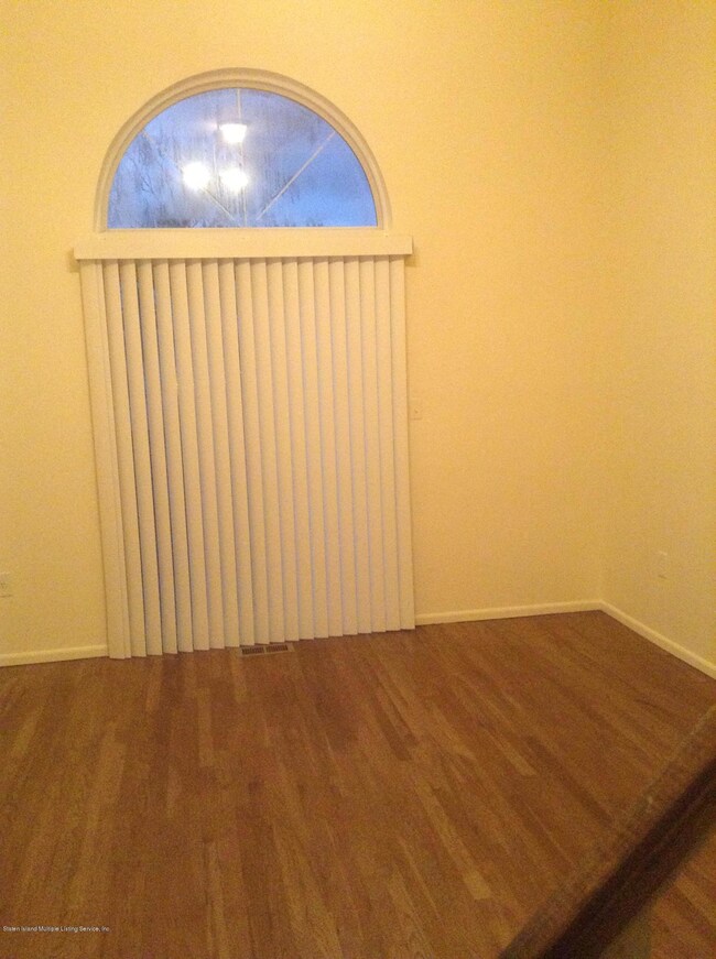 93 Simmons Ln, Staten Island, NY 10314 - photo 4