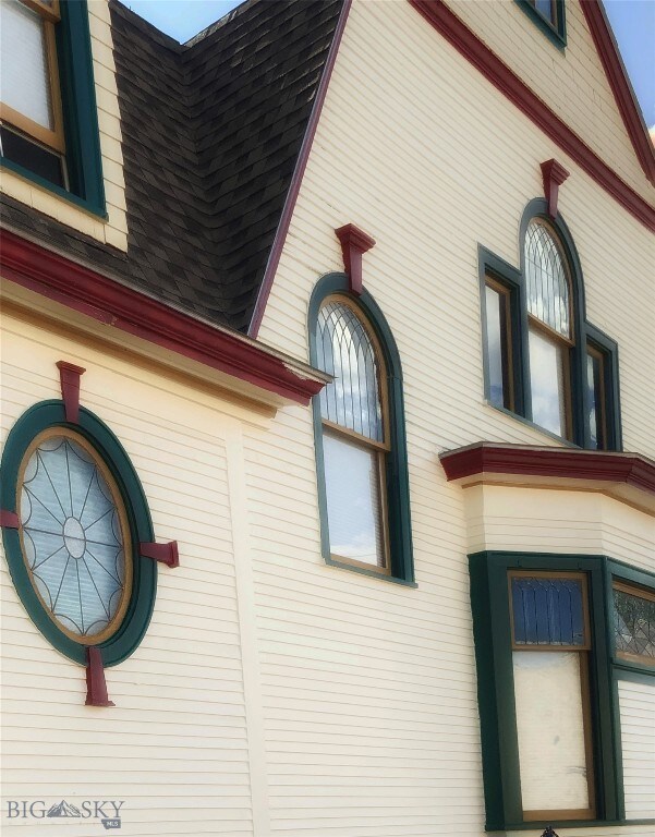 Dutch Colonial Revival Style