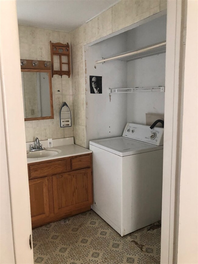 9 Walnut St, Claremont, NH 03743 - photo 6