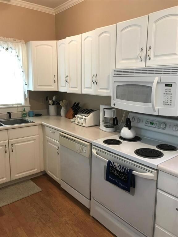 This is the kitchen. Plenty of...