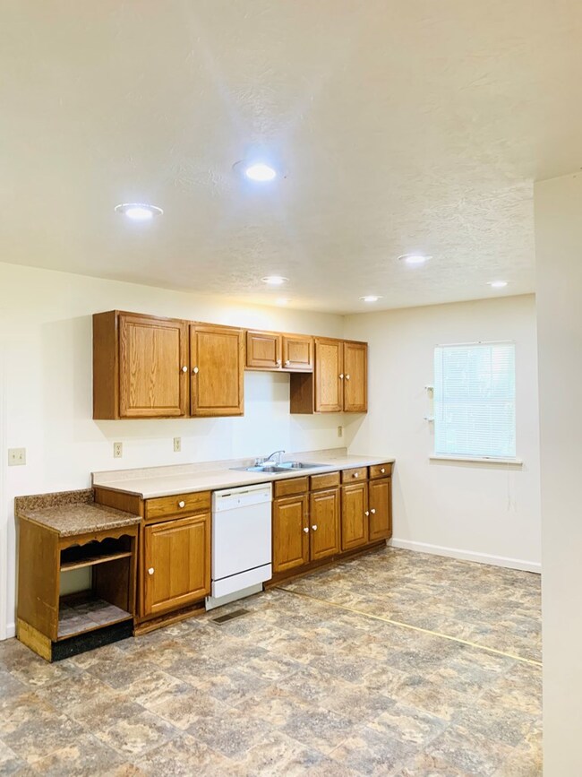 126 Bostick Dr, Hopkinsville, KY 42240 - photo 2