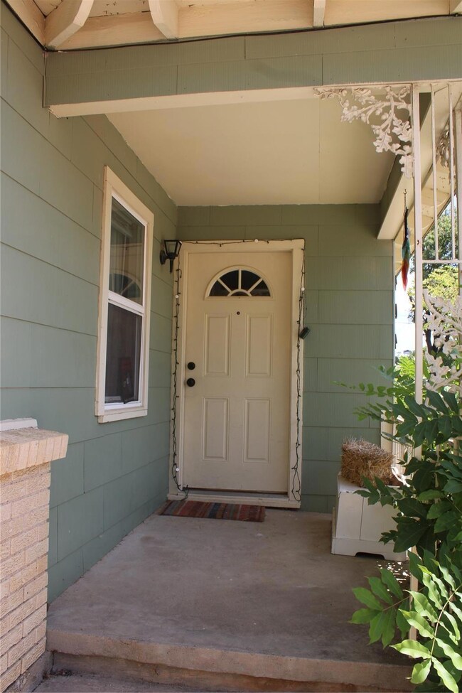 404 S Vick St, Decatur, TX 76234 - photo 2