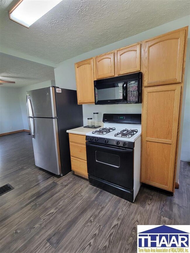 60 8th St NE, Linton, IN 47441 - photo 2