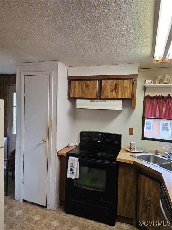 Kitchen with stove, dishwashing machine, a texture