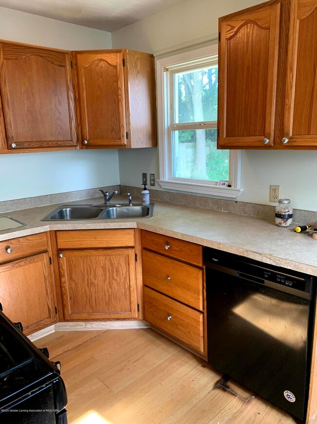 1629 Victor Ave, Lansing, MI 48910 - photo 6