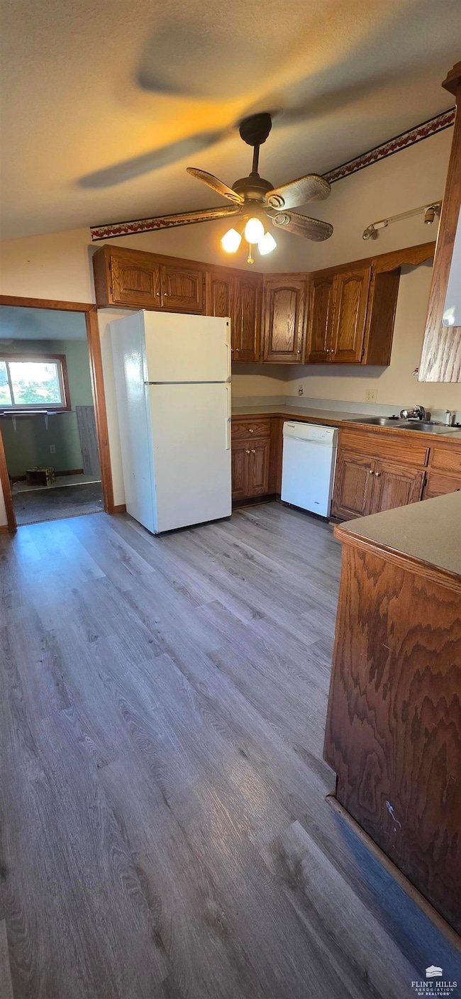 606 Oak St, Wamego, KS 66547 - photo 2