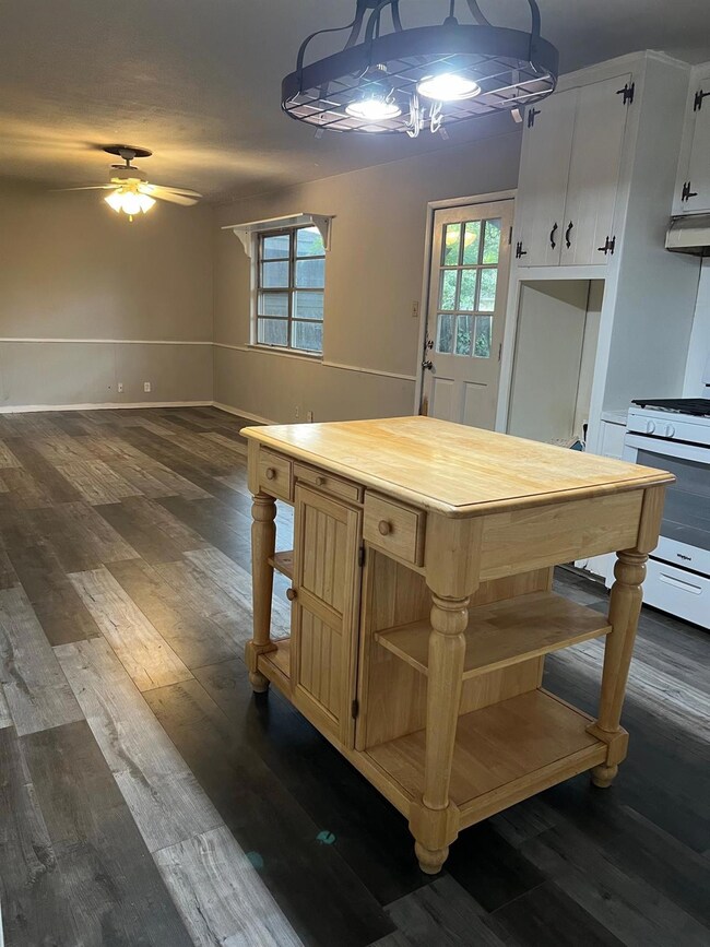 760 Betty Ln, Hurst, TX 76053 - photo 4