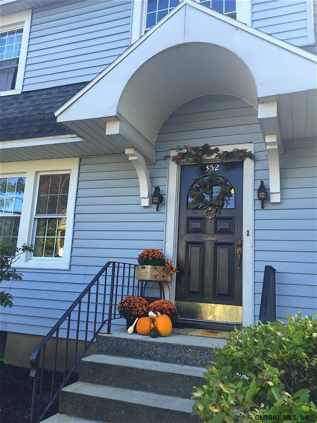 352 Marshland Ct, Troy, NY 12180 - photo 3