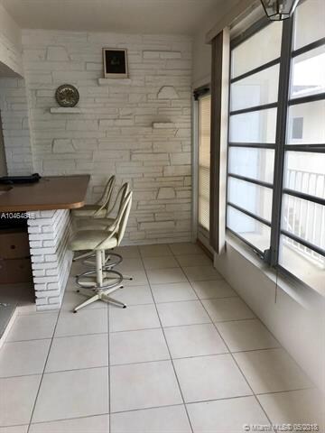 Entry Sunroom/Breakfast Bar