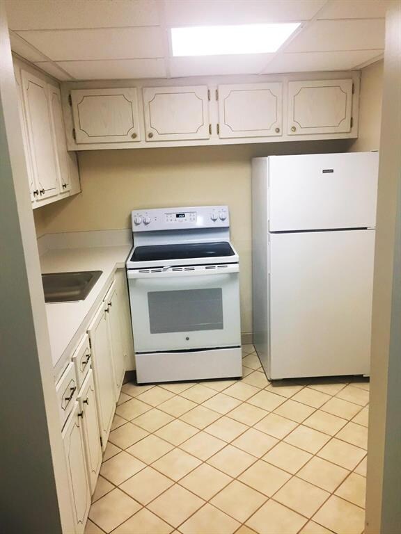 215 Windsor J, West Palm Beach, FL 33417 - photo 4