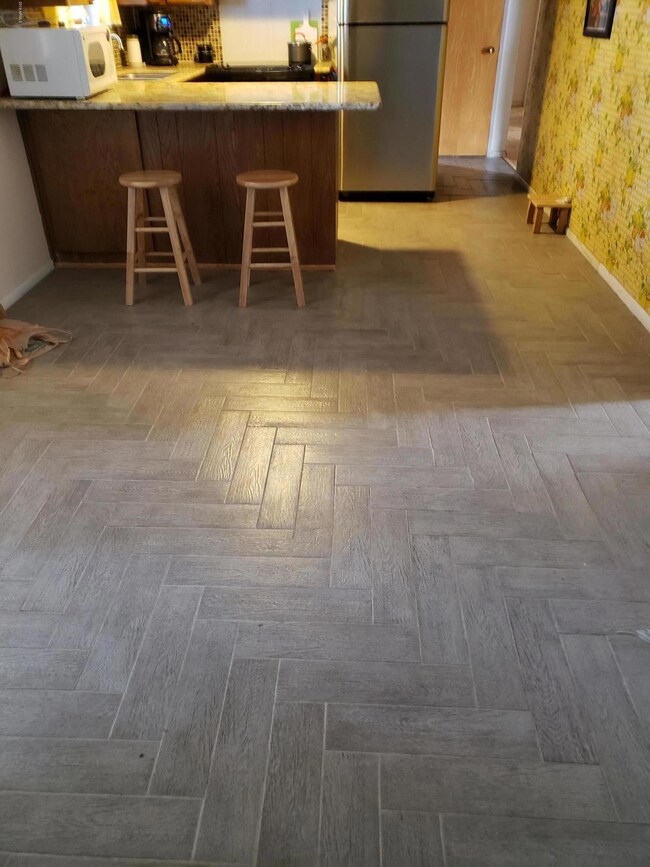 KITHCEN FLOOR & GRANITE TOP --