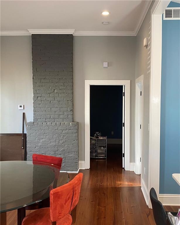 Hallway from the living room leads to bedroom stra