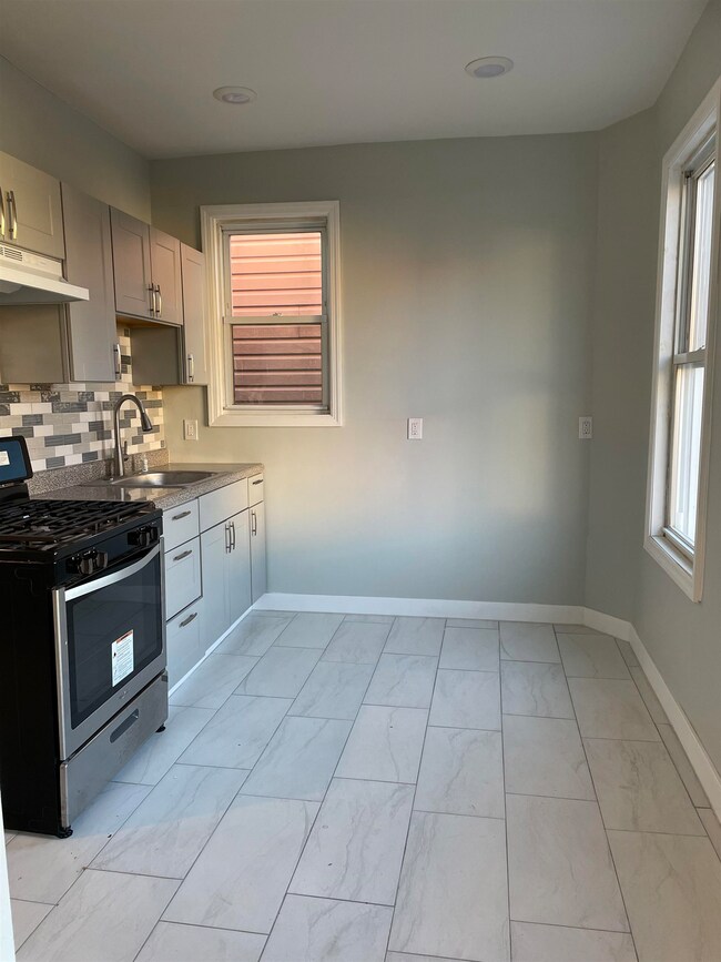 290 Claremont Ave unit 2, Jersey City, NJ 07305 - photo 2