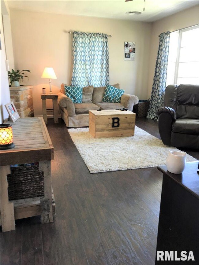 1323 W 38th Place, Davenport, IA 52806 - photo 3