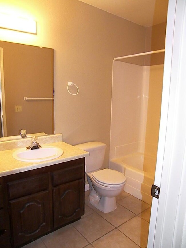 1200 Hawthorne Hall Bath