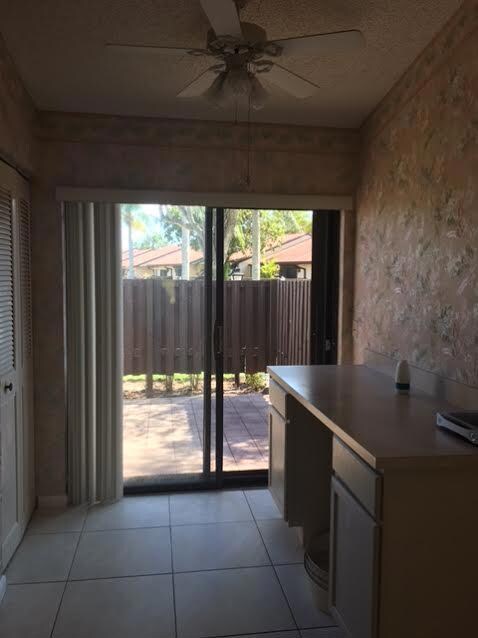 Breakfast/Desk Area