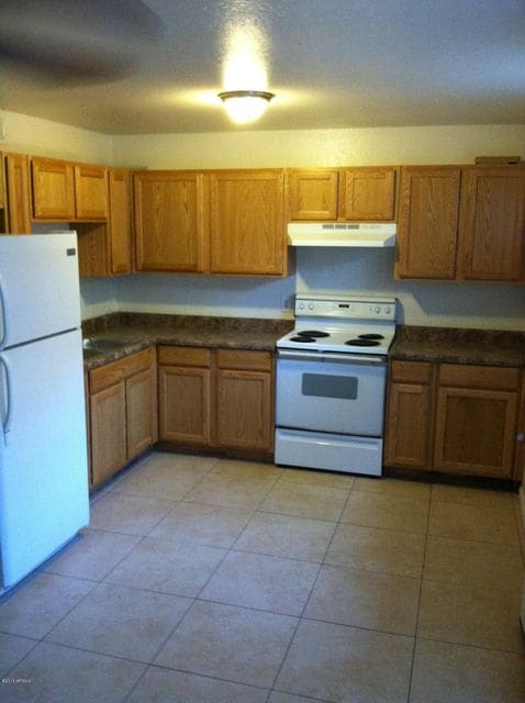 329 S Pioneer unit Upper, Mesa, AZ 85204 - photo 3