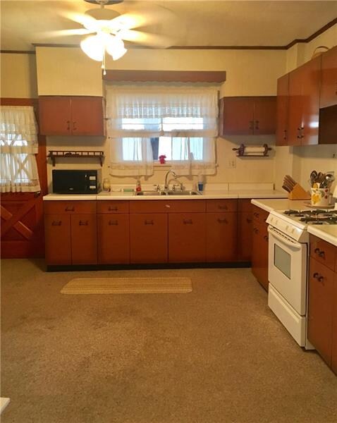 Light and Bright Extra Large Eat in Kitchen