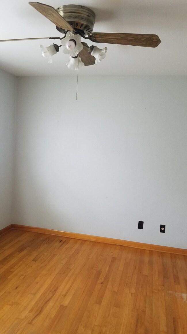 704 Neely Ave, Shelbyville, TN 37160 - photo 2