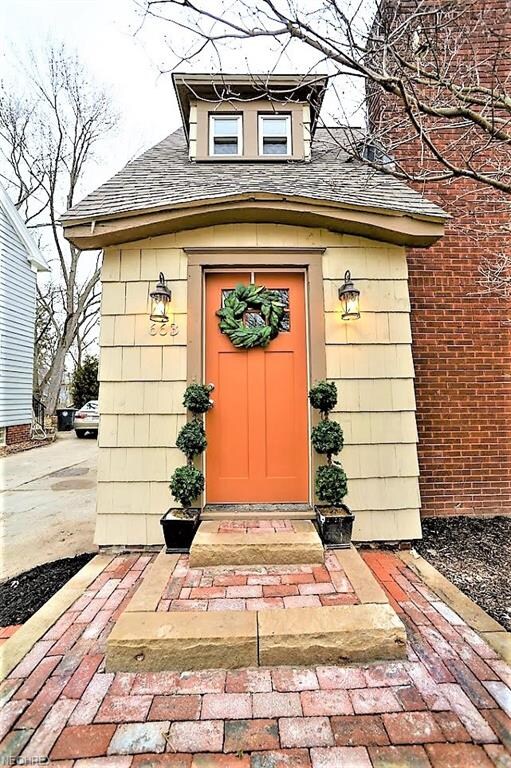 * Nice Brick & Stone Front Entryway! ~