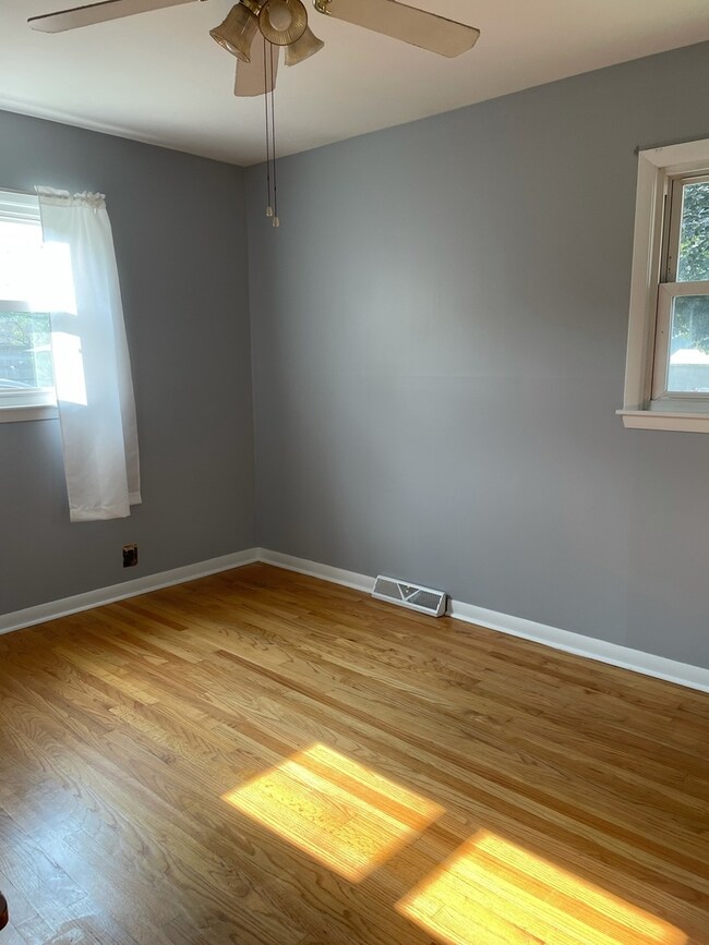 1539 W Illinois Ave, Aurora, IL 60506 - photo 2