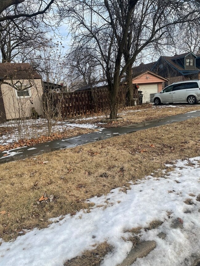 7851 Suburban Ln, Bridgeview, IL 60455 - photo 4