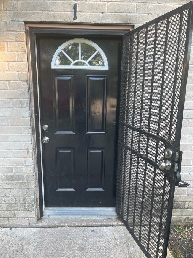 6706 Finch St unit 1, Houston, TX 77028 - photo 2