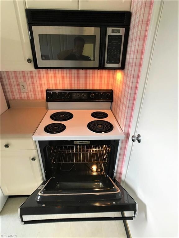 Nice clean range and see the large built in microwave.